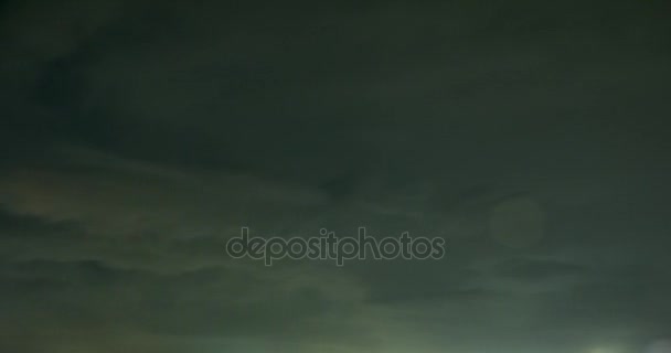 Schnelle Bewegung von Gewitterwolken mit Blitzen — Stockvideo