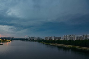 Cityscape daireler binalar üzerinde fırtına ile alacakaranlıkta