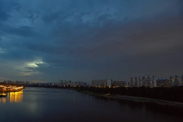 Cityscape at dusk with thunderstorm over apartments buildings — Stock Photo, Image