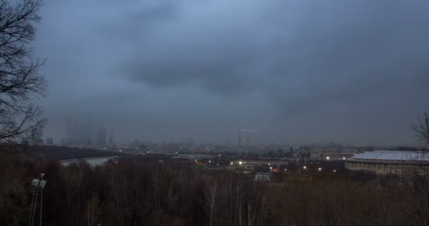 Stadsgezicht met rivier en parkeer op de voorgrond en verkeer van de wolken in de schemering — Stockvideo