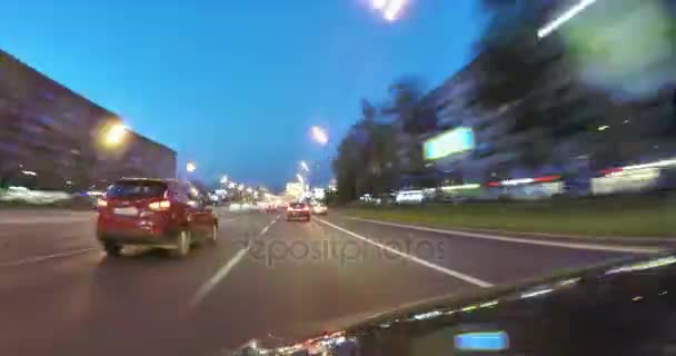 A conduzir numa rua nocturna. lapso de tempo de movimento desfocado. Vista de fora da cabine . — Vídeo de Stock