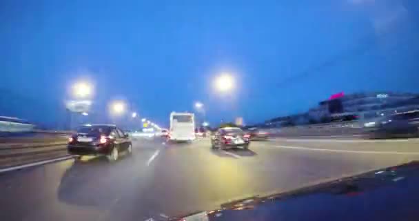 Şehir geceleri sokak araba trafik — Stok video