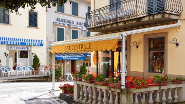 San Godenzo, İtalya - 8 Eylül 2017: Street Cafe küçük İtalyan kasabasında