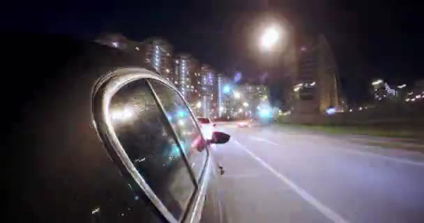 夜の街を高速で運転します 車の後部からの眺めと運動時間の経過がぼやけ — ストック動画