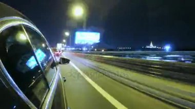 Gece şehir sokak aracılığıyla yüksek hızda sürüş araba. Hareket zaman atlamalı vücudun arka ileri manzaralı bulanık