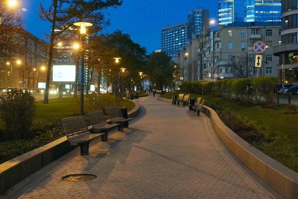 Moskova, Rusya - 12 Mayıs 2017: Moskova Sokağı'nda gece