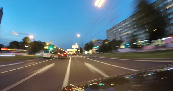 Auto se pohybuje vysokou rychlostí na silnici město noci — Stock fotografie