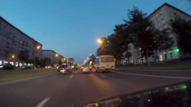 Moskova, Rusya - 18 Ağustos 2017: Leninsky Prospekt boyunca araba gece hareketin