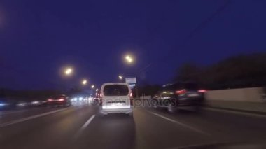 Moskova, Rusya - 18 Ağustos 2017: hareketi şehir sokak trafik gece arabada. Bulanık hareket zaman atlamalı