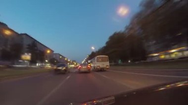 Moskova, Rusya - 18 Ağustos 2017: hareketi şehir sokak trafik gece arabada. Bulanık hareket zaman atlamalı
