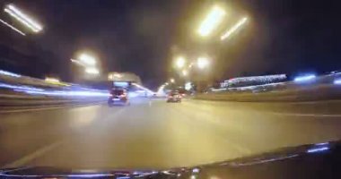 Yoğun trafikte gece karayolu üzerinde hareketli araba. Arabanın kaputu görüntüleyin. Bulanık hareket zaman atlamalı.