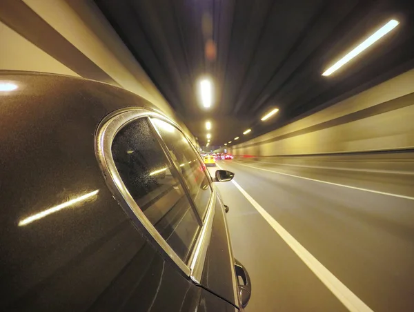 Araba gece şehir yolda yüksek hızda hareket ediyor.