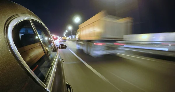 Auto se pohybuje vysokou rychlostí na silnici město noci. — Stock fotografie