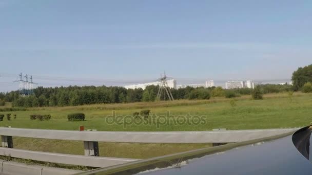 Das Auto fährt auf der Straße — Stockvideo