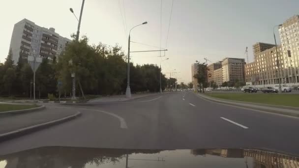 Das Auto fährt auf der Straße — Stockvideo