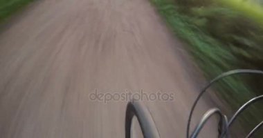 Parkta bisikletle bir toprak yol üzerinde yaz sürüş hiper tur görüntüleri. Ön planda çarkı döndürme