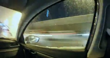 Hiper tur görüntüleri gece şehir trafiğinde sürüş. Arabadaki görünüm penceresinde