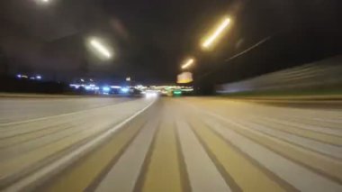 Bir yol kavşağı ve karayolu üzerinde gece sürüş zaman atlamalı görüntüleri