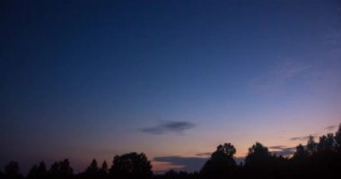 Zaman atlamalı nightfall ve bulutlar ormanın içinde hareket.