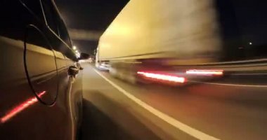 Hiper tur görüntüleri gece şehir trafiğinde sürüş. Araba vücut yan görünüm. Yakıt tankı kapağı ön planda