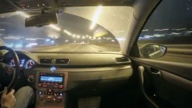 Zaman atlamalı görüntüleri gece şehir trafiğinde sürüş. Arabanın iç görüntülemek