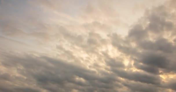 Time lapse du mouvement nervuré de nuages au coucher du soleil 