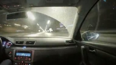 Zaman atlamalı görüntüleri gece şehir trafiğinde sürüş. Arabanın iç görüntülemek
