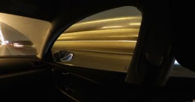 Hiper tur görüntüleri gece şehir trafiğinde sürüş. Arabadaki görünüm penceresinde