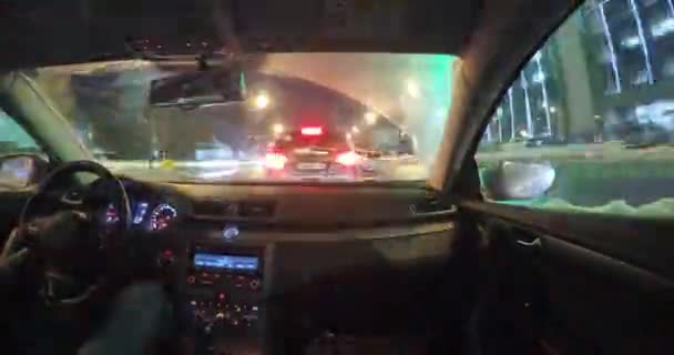 夜の街のラッシュアワーの間の通りに沿って移動車のハイパー経過の映像 車からの眺め — ストック動画
