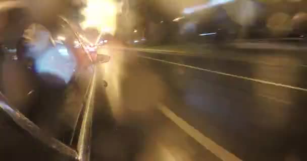 Tempo Condução Trânsito Noturno Cidade Durante Chuva Vista Lateral Com — Vídeo de Stock