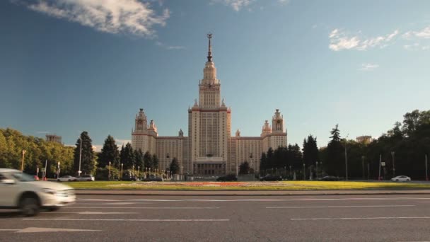 Автомобильное Движение Перед Зданием Стиле Сталинской Архитектуры — стоковое видео