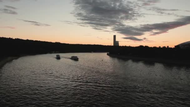 Stadtlandschaft Mit Verkehr Auf Dem Fluss Bei Sonnenuntergang — Stockvideo