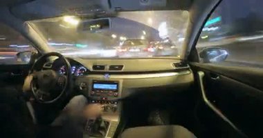 Moskova, Rusya - 03 Mart 2018: Gece şehir yolda araba hareketi. Ön taraf penceresinin görünümü.