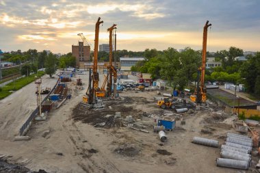 Gün batımında inşaat alanı