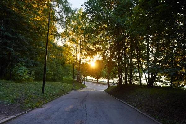 Şehir parkı gün batımında
