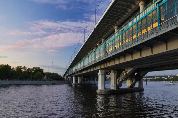 Ponte della metropolitana sul fiume al tramonto — Foto Stock