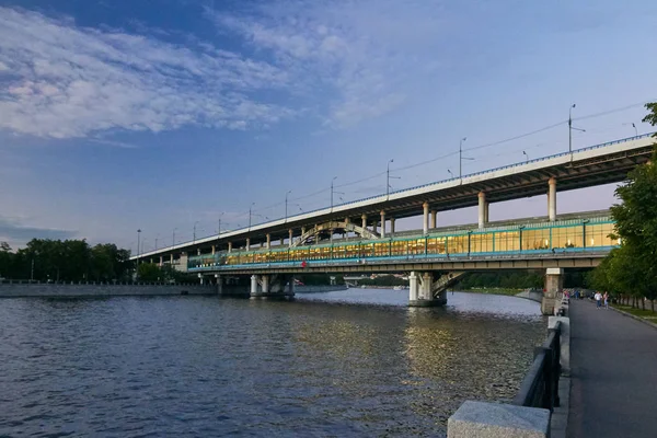 Metro köprü Nehri üzerinde gece karanlığında
