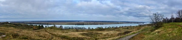 Landschaft mit Fluss im Herbst — Stockfoto