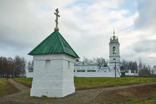 Witte klooster van de Russisch-orthodoxe kerk — Stockfoto