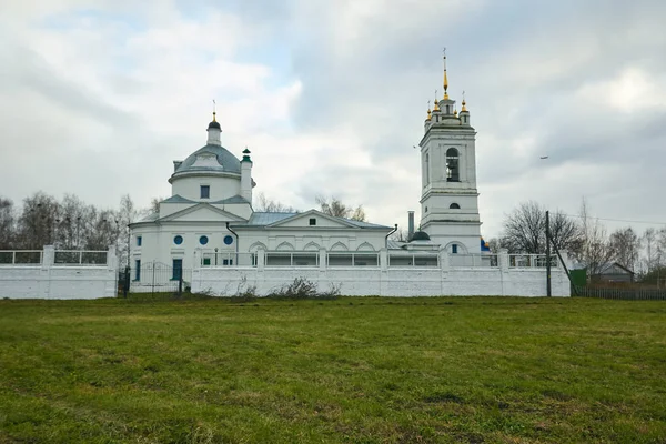 Monastère blanc de l'Église orthodoxe russe — Photo