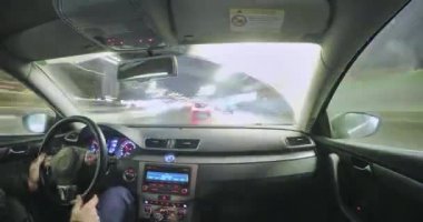 Gece şehir yolda araba hareketi. Kirli cam görünümü.