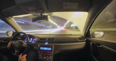 Gece şehir yolda araba hareketi. Kirli cam görünümü.