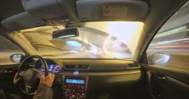 Moskova, Rusya - 22 Mart 2018: Gece şehir yolda araba hareketi. Kirli cam görünümü.