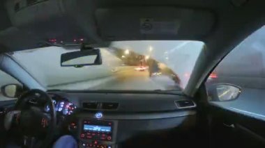 Moskova, Rusya - 22 Mart 2018: Gece şehir yolda araba hareketi. Kirli cam görünümü.
