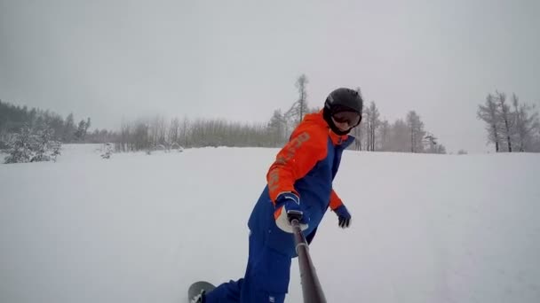 Сноубордист Починає Спускатися Вниз Горі Широкій Трасі Вид Палиці Селфі — стокове відео