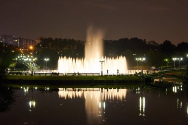 Gece Tsaritsyno Parkı 'ndaki müzik ve çok renkli çeşme su gösterisinin görüntüsü, Moskova, Rusya.