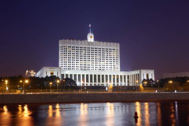 Rusya Federasyonu Hükümet Sarayı (Rus Beyaz Saray) - Moskova 'daki hükümet binası. Moskva Nehri 'nin (Moskova Nehri) kıyısında yer alır. Binanın bulunduğu yer: Krasnopresnenskaya Naberezhnaya (Krasnopresnenskaya)