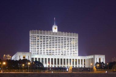 Rusya Federasyonu Hükümet Sarayı (Rus Beyaz Saray) - Moskova 'daki hükümet binası. Moskva Nehri 'nin (Moskova Nehri) kıyısında yer alır. Binanın bulunduğu yer: Krasnopresnenskaya Naberezhnaya (Krasnopresnenskaya)