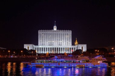 Rusya Federasyonu Hükümet Sarayı (Rus Beyaz Saray) - Moskova 'daki hükümet binası. Moskva Nehri 'nin (Moskova Nehri) kıyısında yer alır. Zevk teknesi ön planda yüzüyor. Bina Krasnopresne 'de bulunmaktadır.