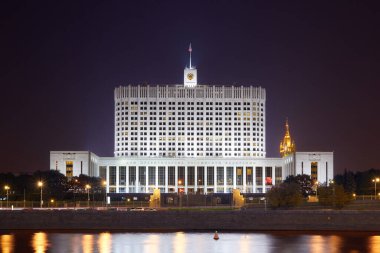 Rusya Federasyonu Hükümet Sarayı (Rus Beyaz Saray) - Moskova 'daki hükümet binası. Moskva Nehri 'nin (Moskova Nehri) kıyısında yer alır. Binanın bulunduğu yer: Krasnopresnenskaya Naberezhnaya (Krasnopresnenskaya)